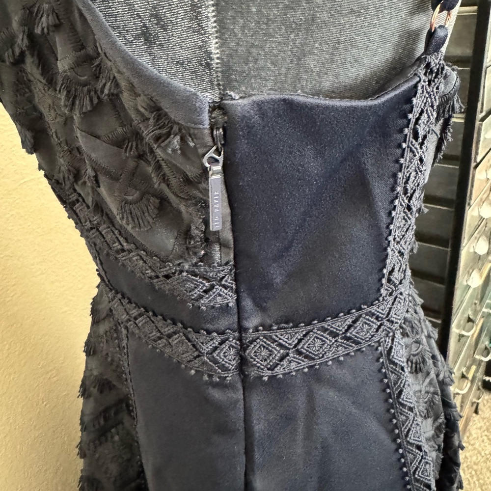 Preowned Ted Baker Leeeo Mixed Geo Lace Midi Dress, Navy, Ted Size 3 (US 8) - Picture 4 of 12